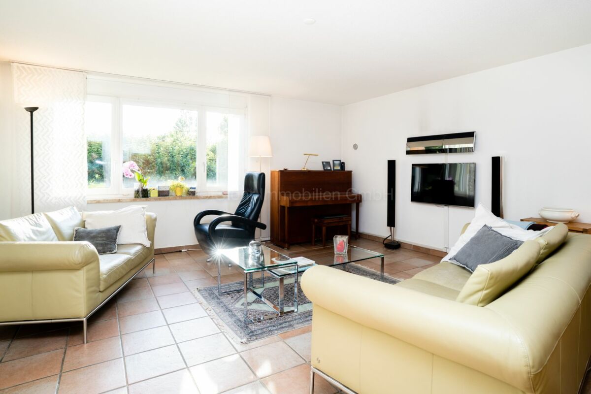 Helles Wohnzimmer mit moderner Einrichtung