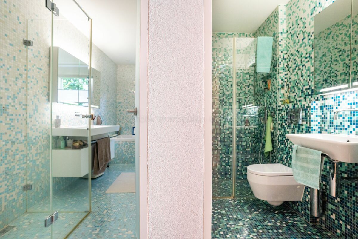 Modernes Badezimmer mit türkisfarbenen Mosaikfliesen