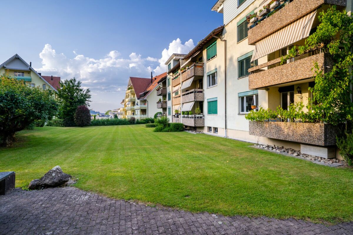 Mehrfamilienhaus mit Balkonen und Grünfläche