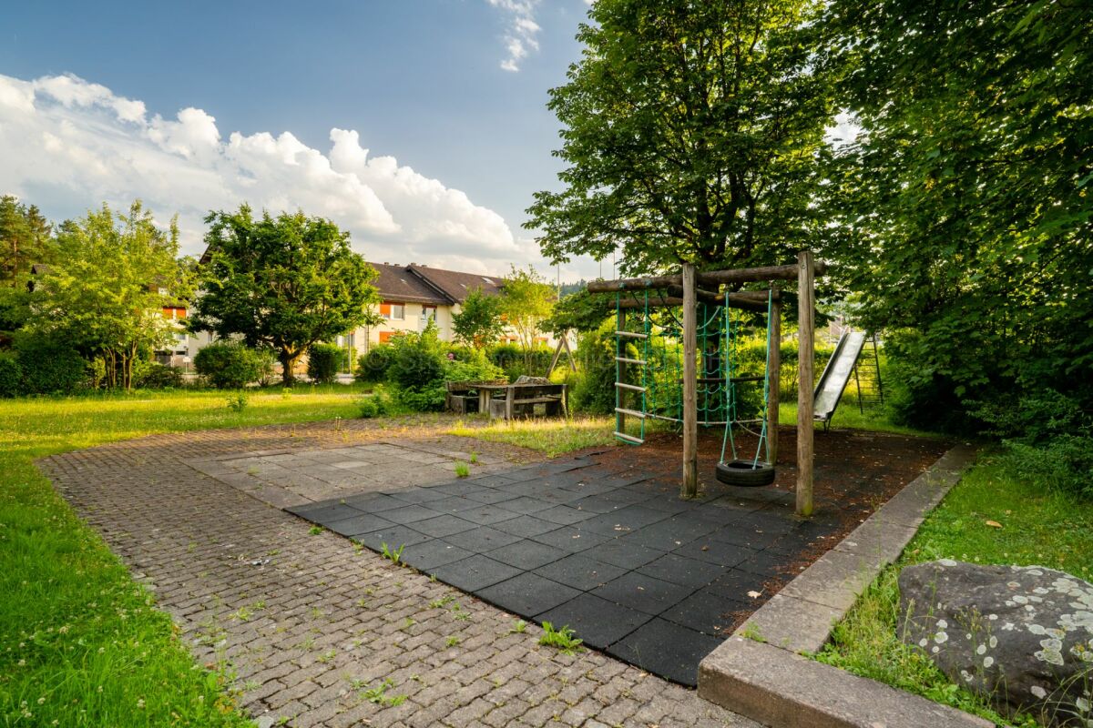Spielplatz im grünen Garten