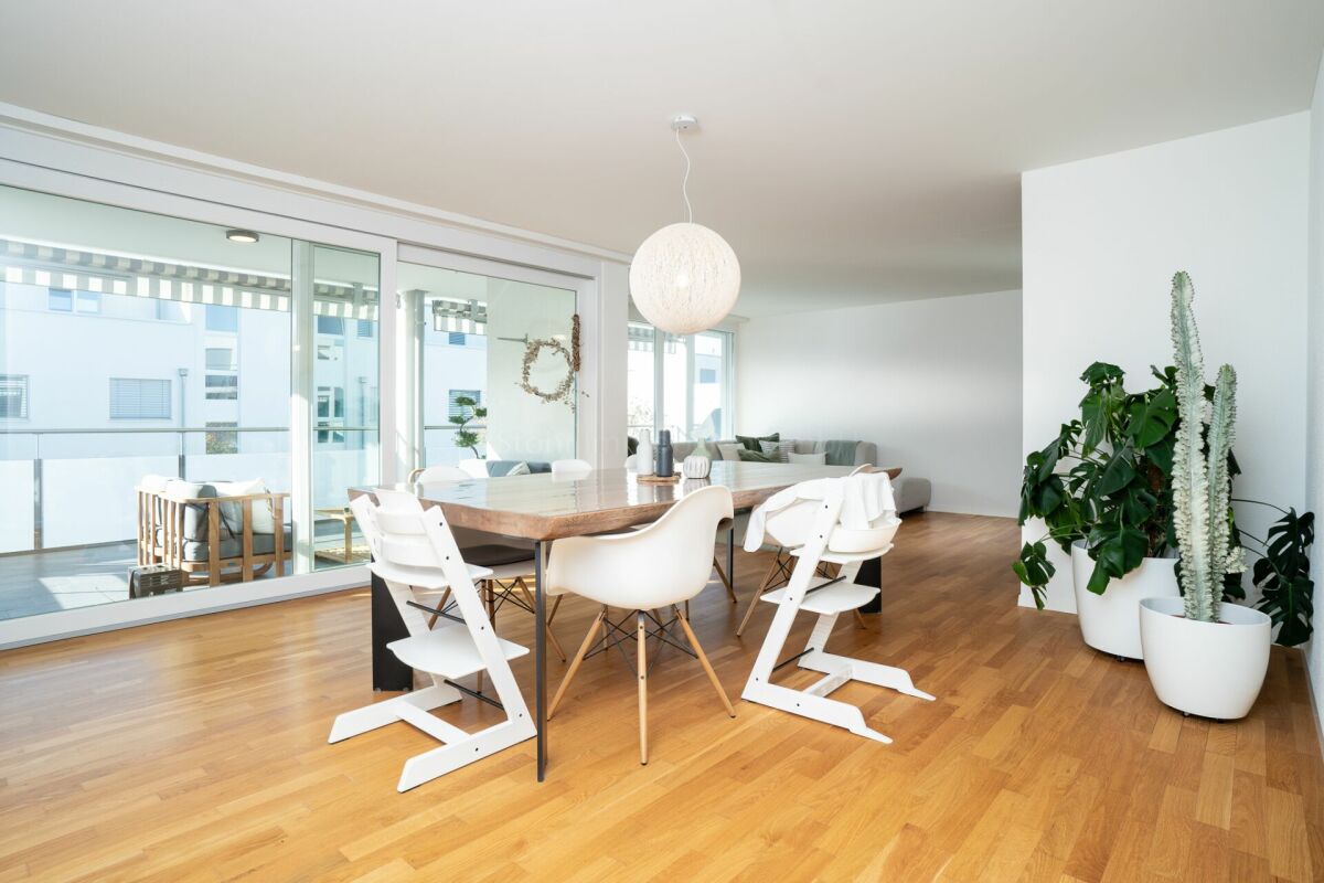 Offener Wohn- und Essbereich mit Balkon
