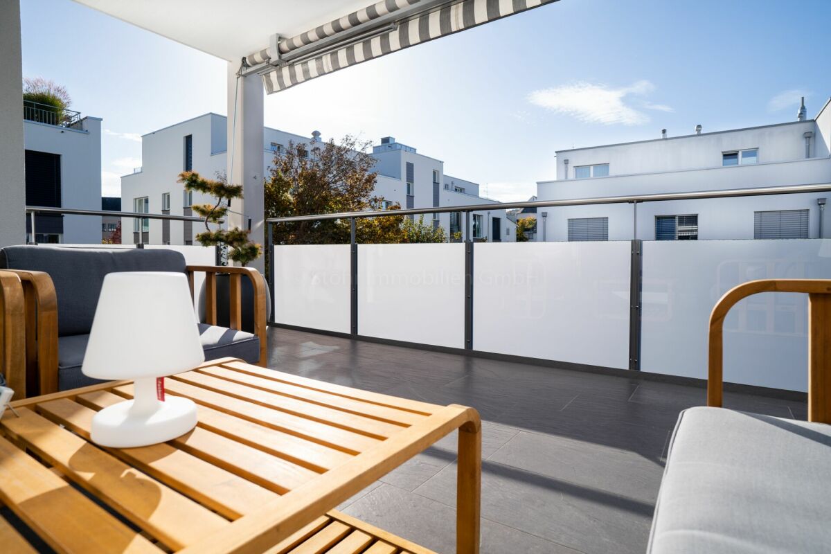 Moderne Terrasse mit Lounge-Möbeln