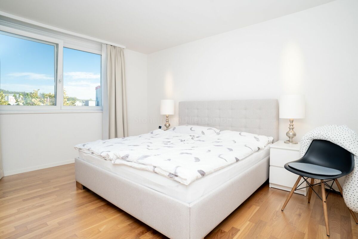 Helles Schlafzimmer mit Doppelbett