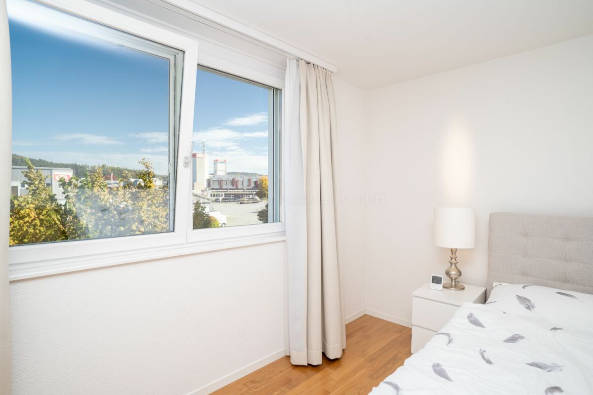 Helles Schlafzimmer mit Fensterblick