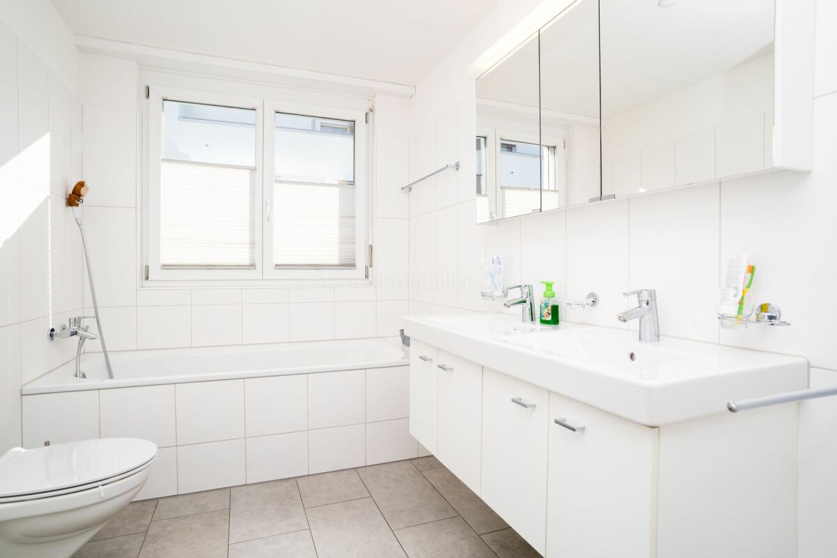 Modernes Badezimmer mit Badewanne und Waschtisch