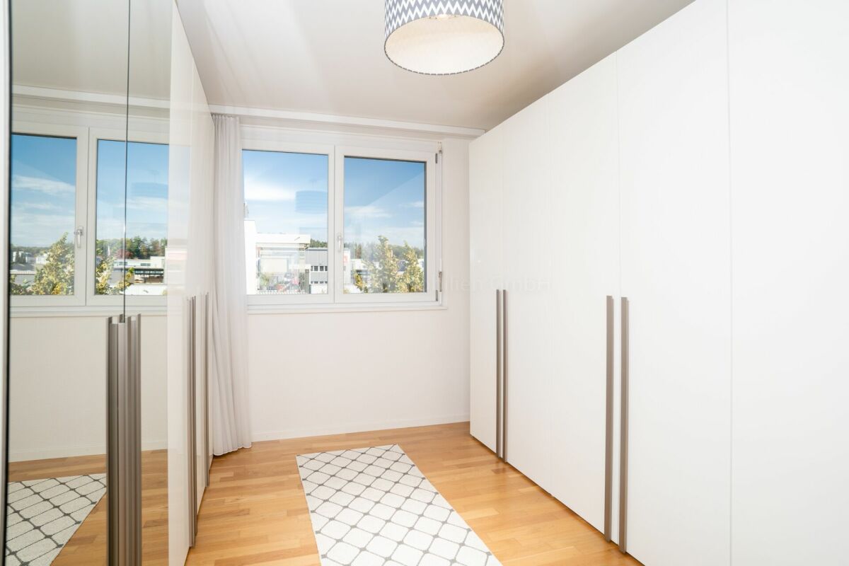 Helles Schlafzimmer mit Einbauschränken