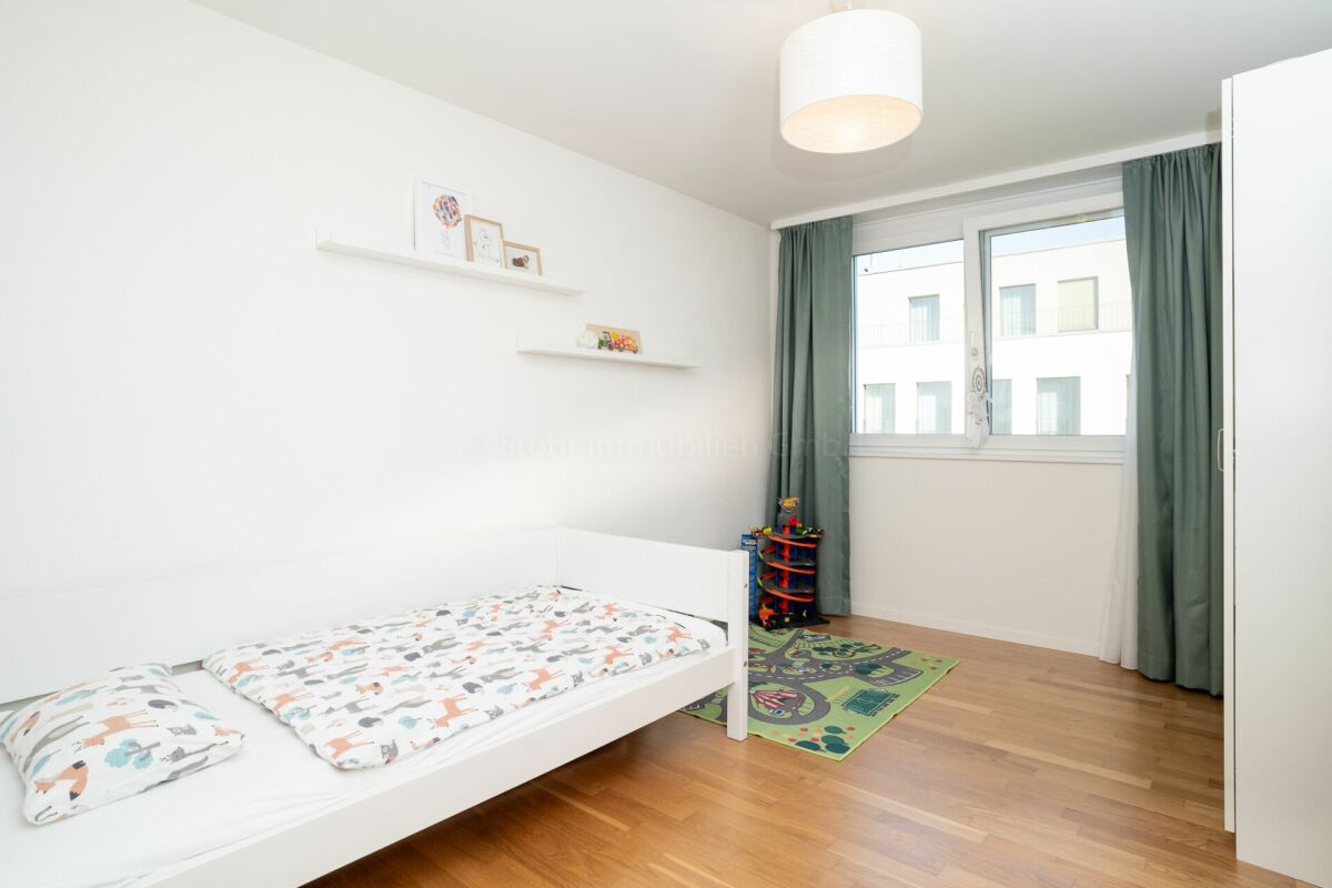 Helles Kinderzimmer mit Einzelbett