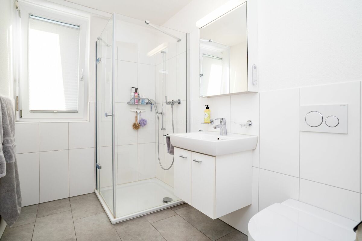 Modernes helles Badezimmer mit Dusche