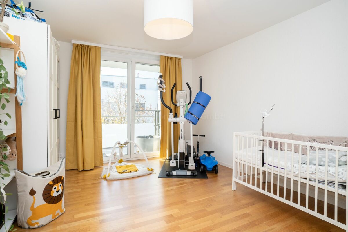 Helles Schlafzimmer mit Balkonzugang und Kinderbereich