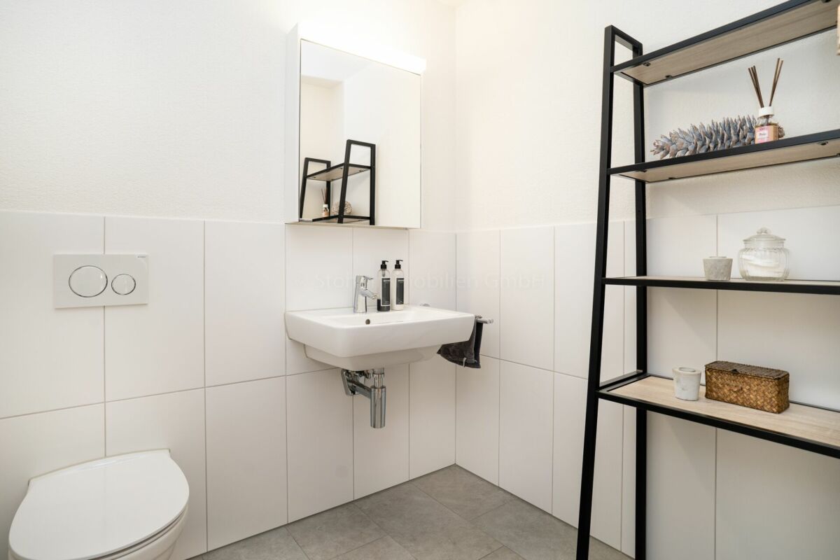 Modernes Gäste-WC mit Regal