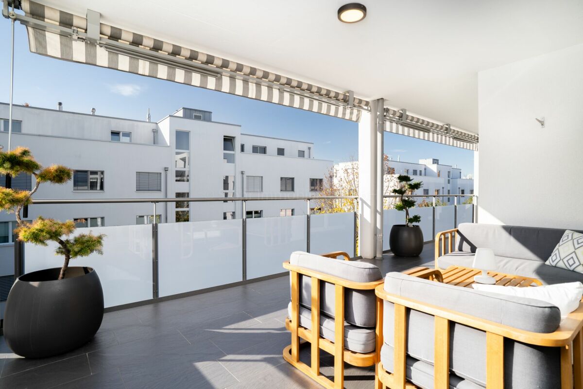 Überdachter Balkon mit Lounge-Möbeln