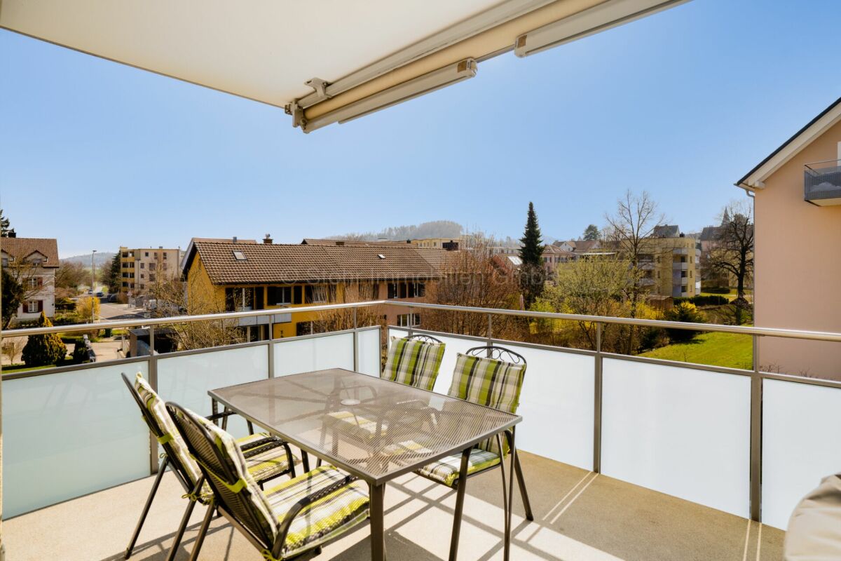 Balkon mit Essbereich und Ausblick