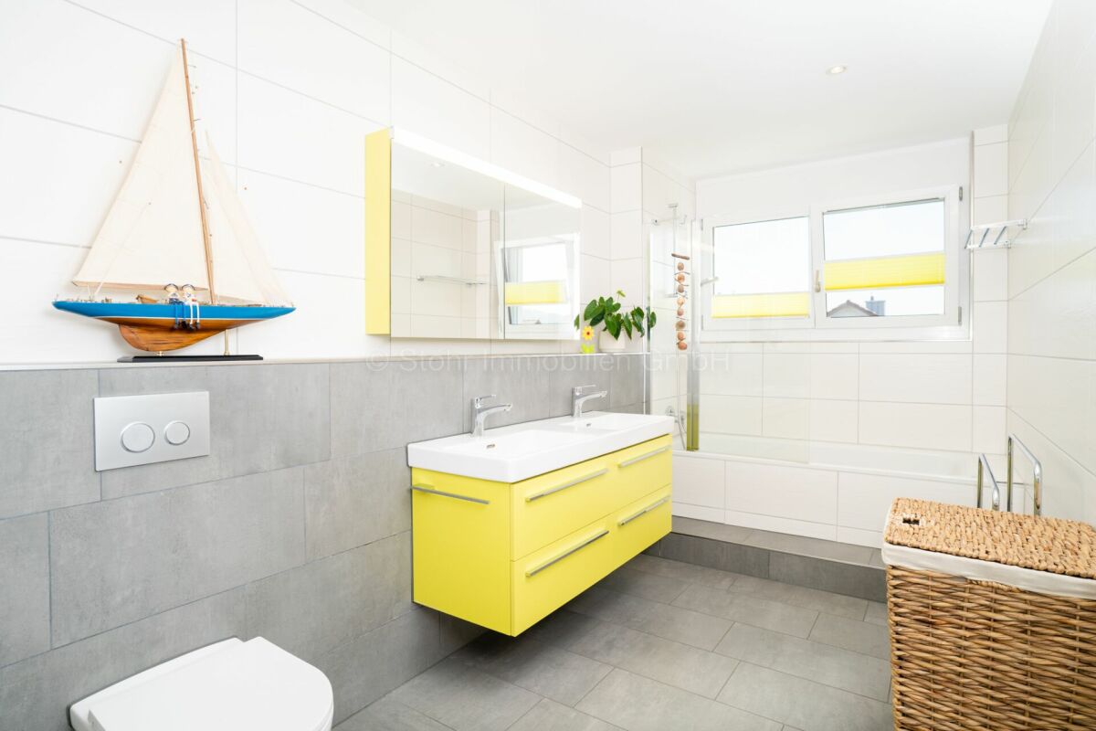 Modernes Badezimmer mit gelben Möbelfronten