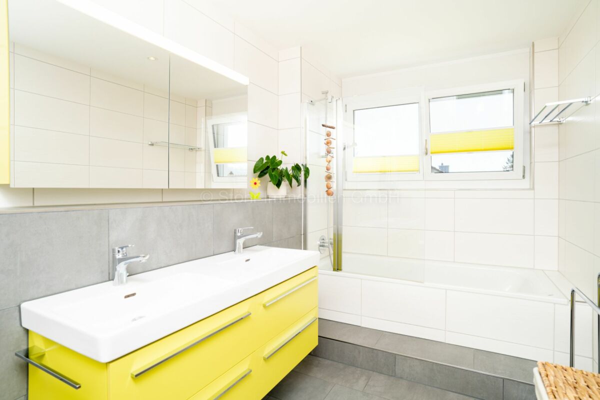 Modernes Badezimmer mit gelben Akzenten