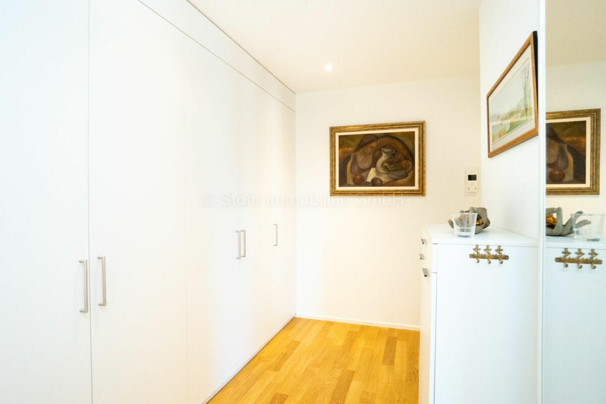 Heller Ankleidebereich mit Einbauschränken