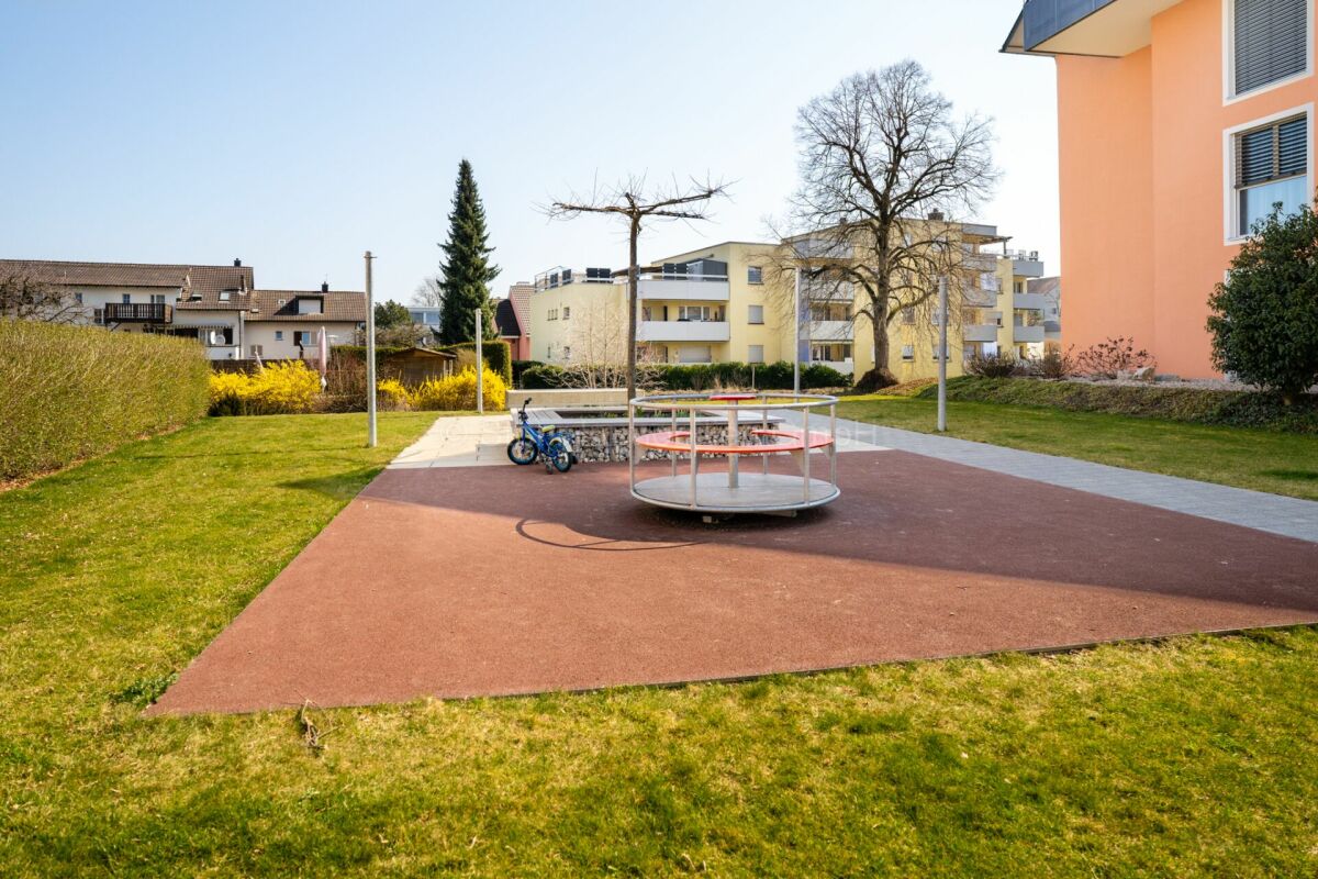 Außenanlage mit Spielplatz und Wohnhäusern