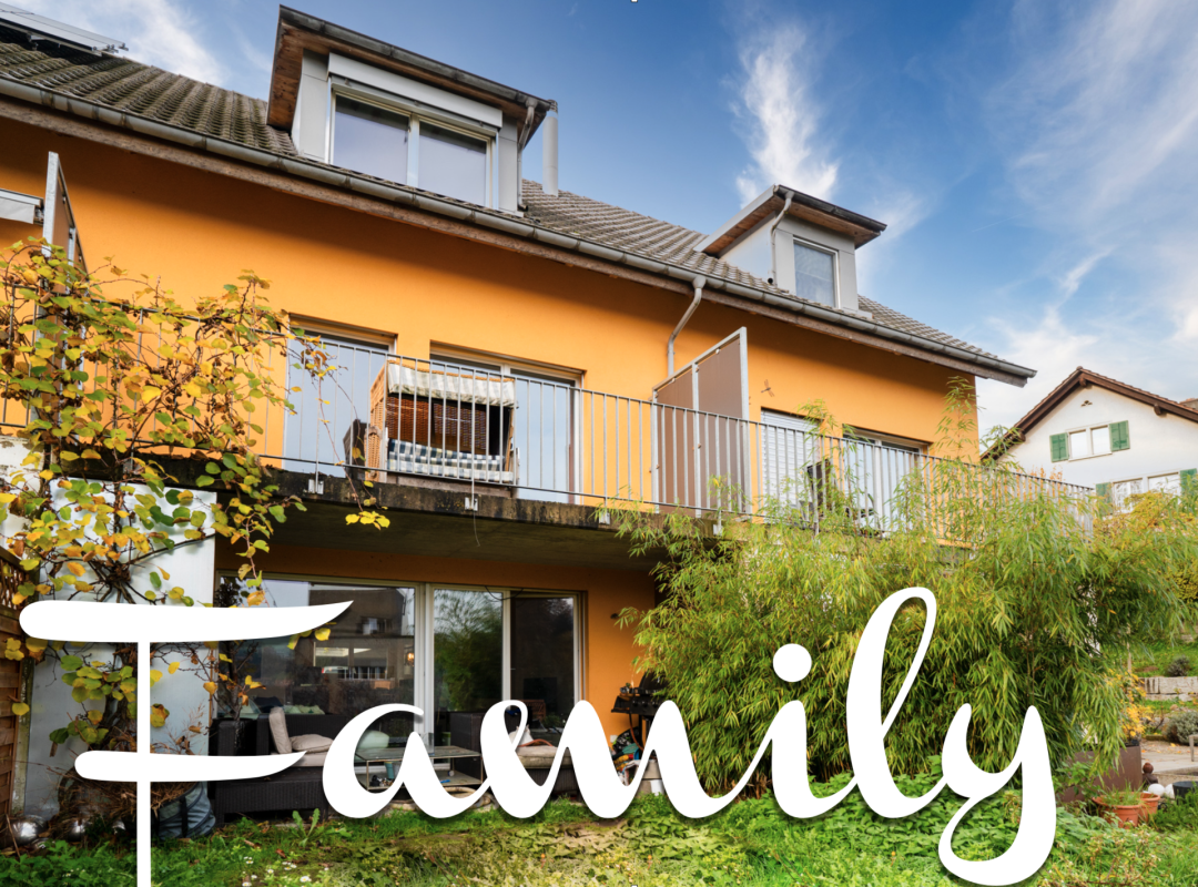 Hausansicht mit Balkon und Garten