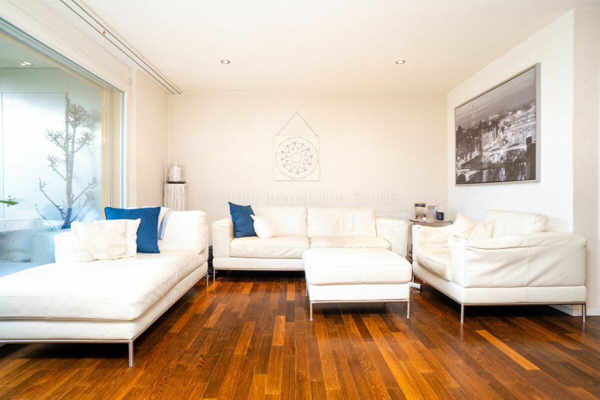 Helles Wohnzimmer mit weißen Sofas
