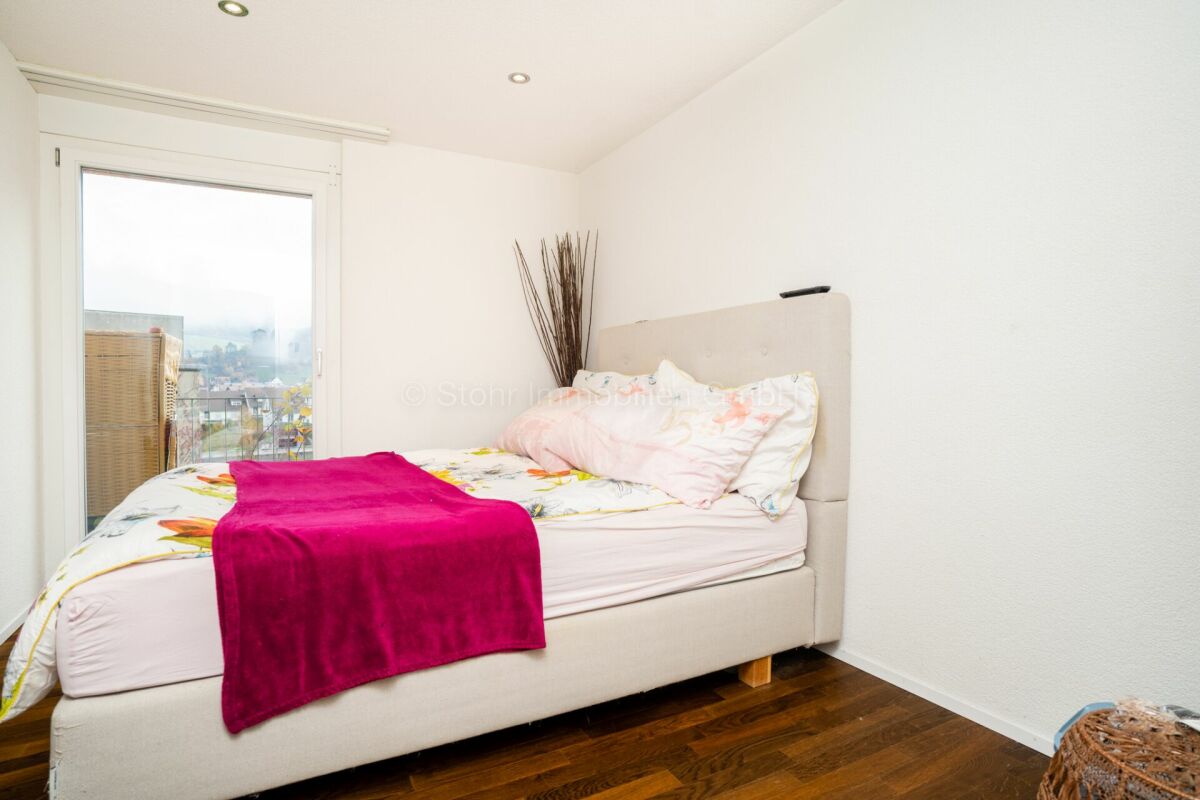 Helles Schlafzimmer mit Balkonzugang