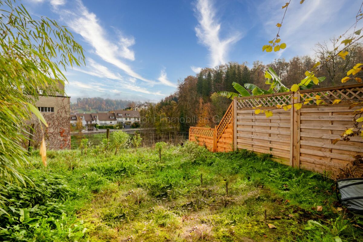 Garten mit Holzsichtschutz und Ausblick ins Tal