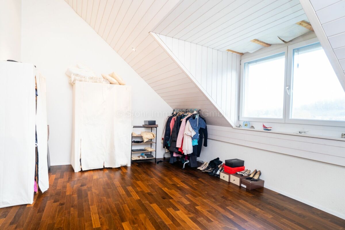 Helles Dachgeschosszimmer mit Kleiderständern