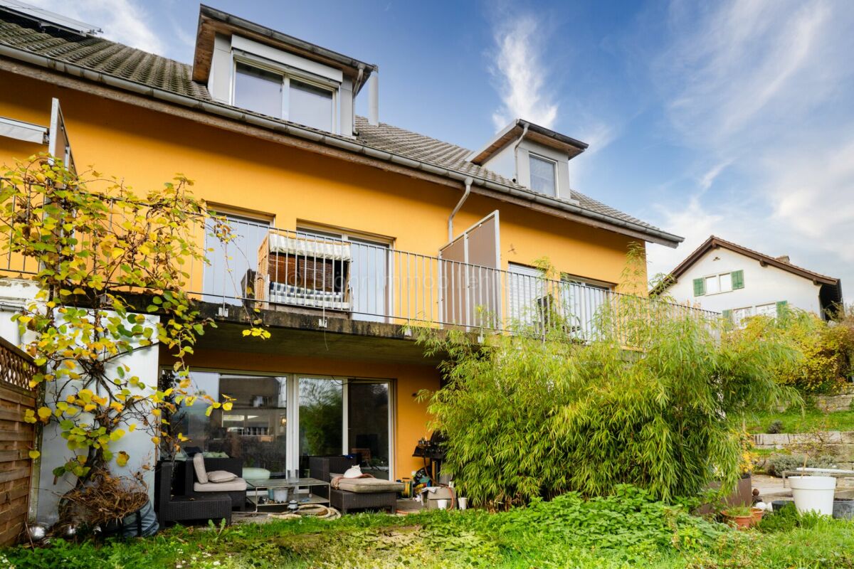 Haus mit Balkon und Garten