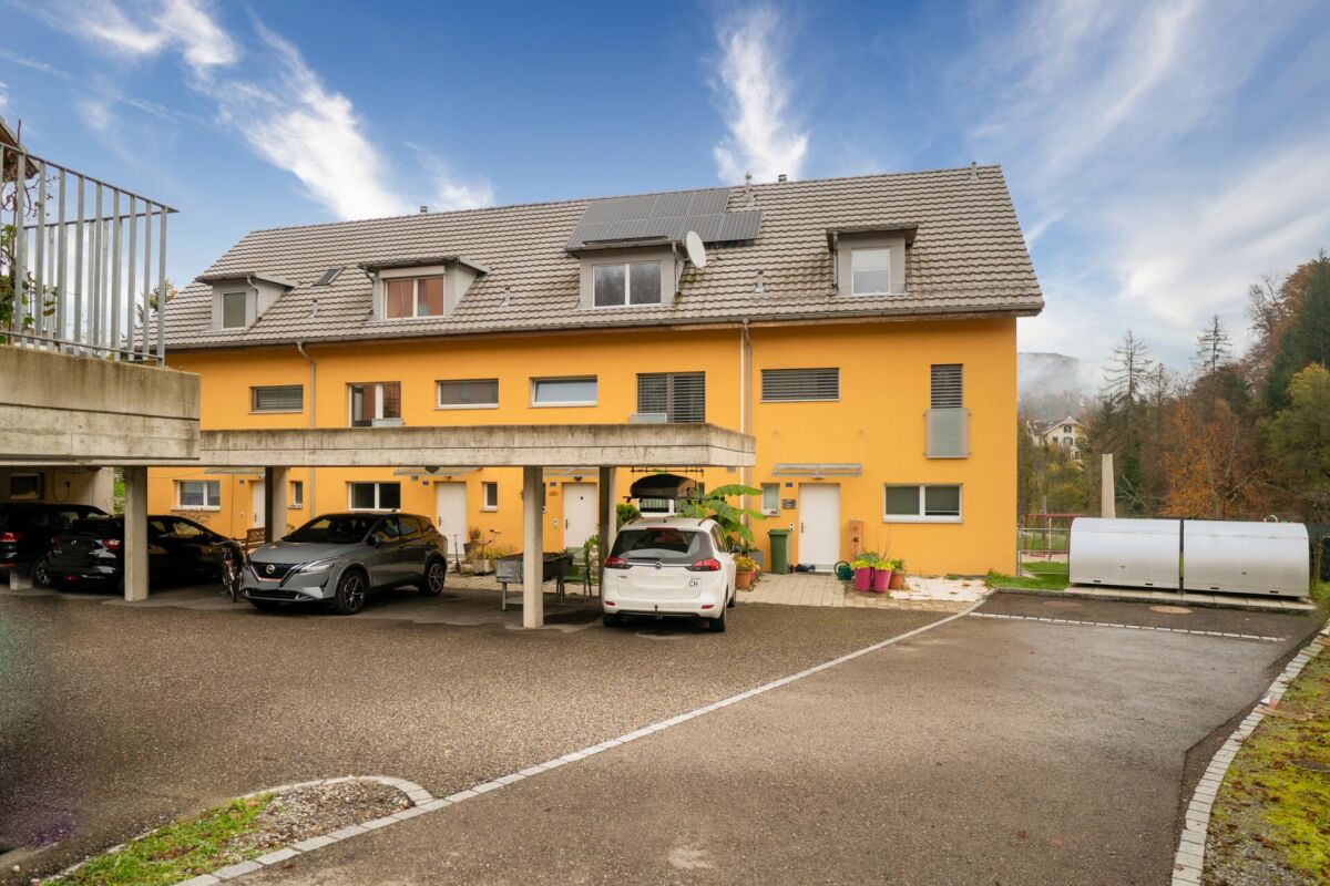 Wohngebäude mit Carport und Stellplätzen
