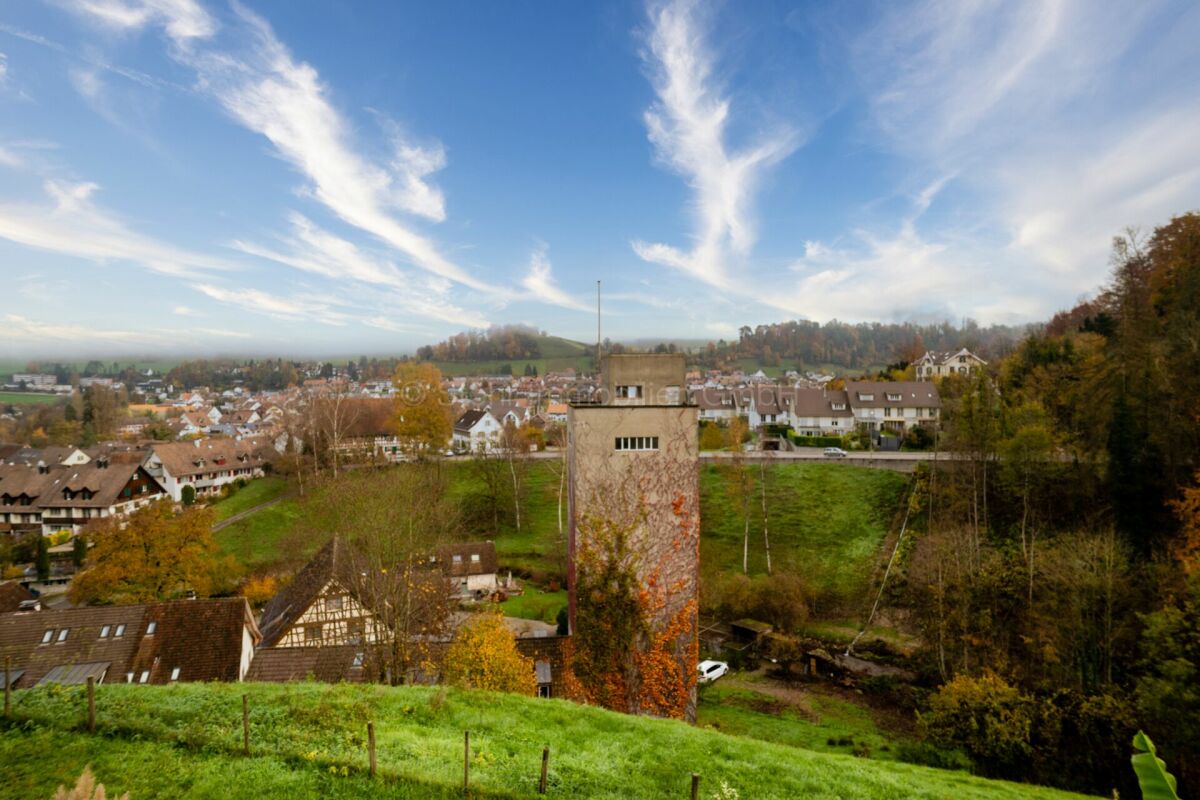 Landschafts- und Ortsblick über ein Tal mit Wohnhäusern