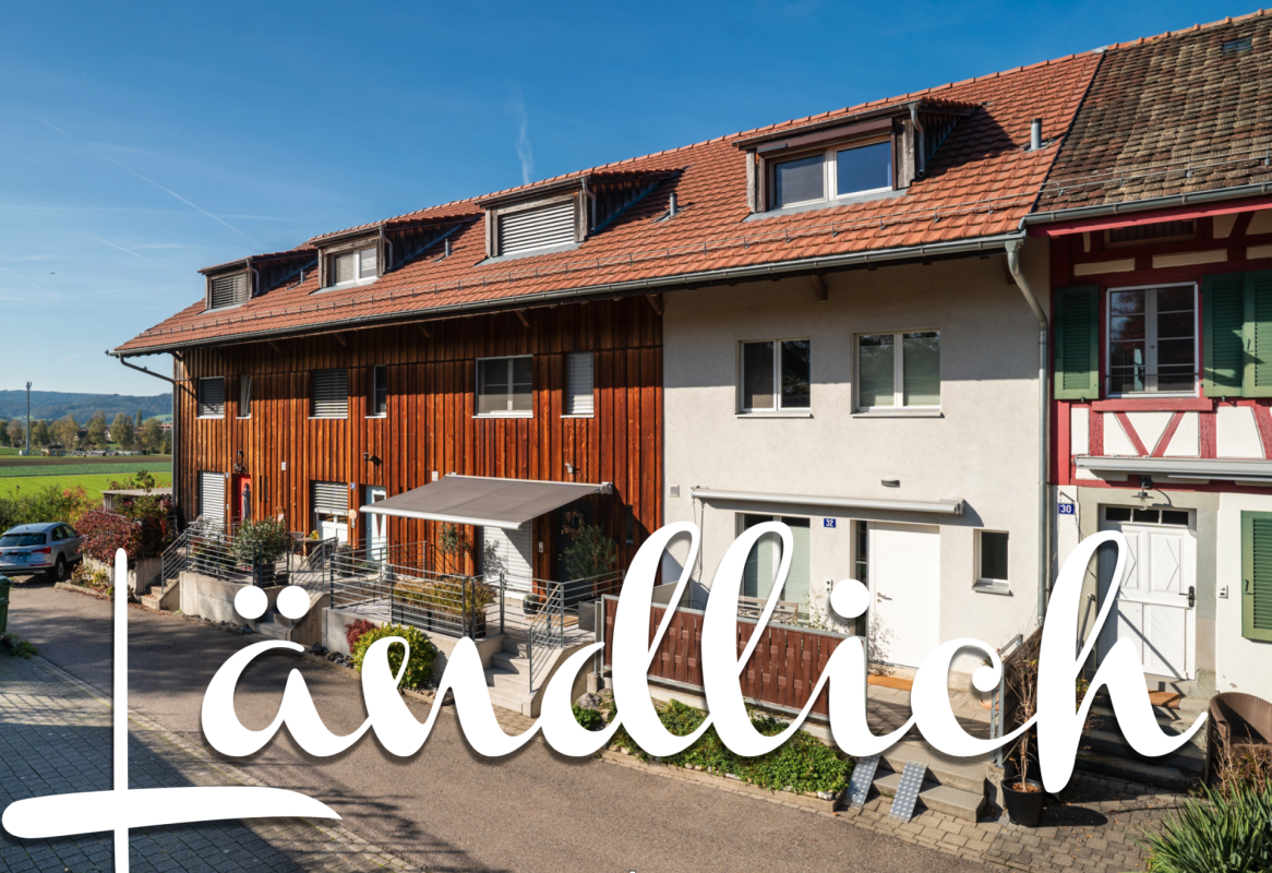 Reihenhaus mit Holzfassade und Satteldach