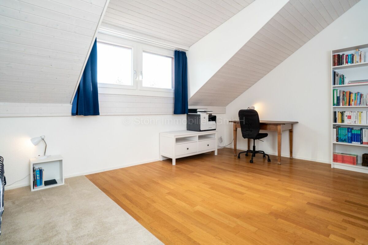 Ausgebautes Dachzimmer mit Arbeitsplatz