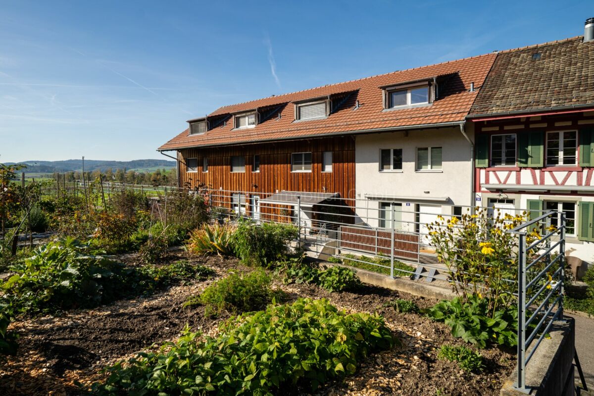 Außenansicht eines Wohnhauses mit Garten