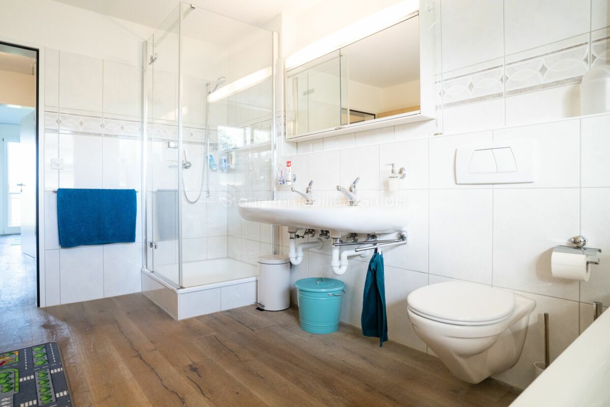 Modernes Badezimmer mit Dusche und wandhängendem WC