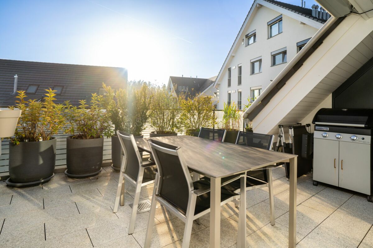 Dachterrasse mit Essbereich und Grill