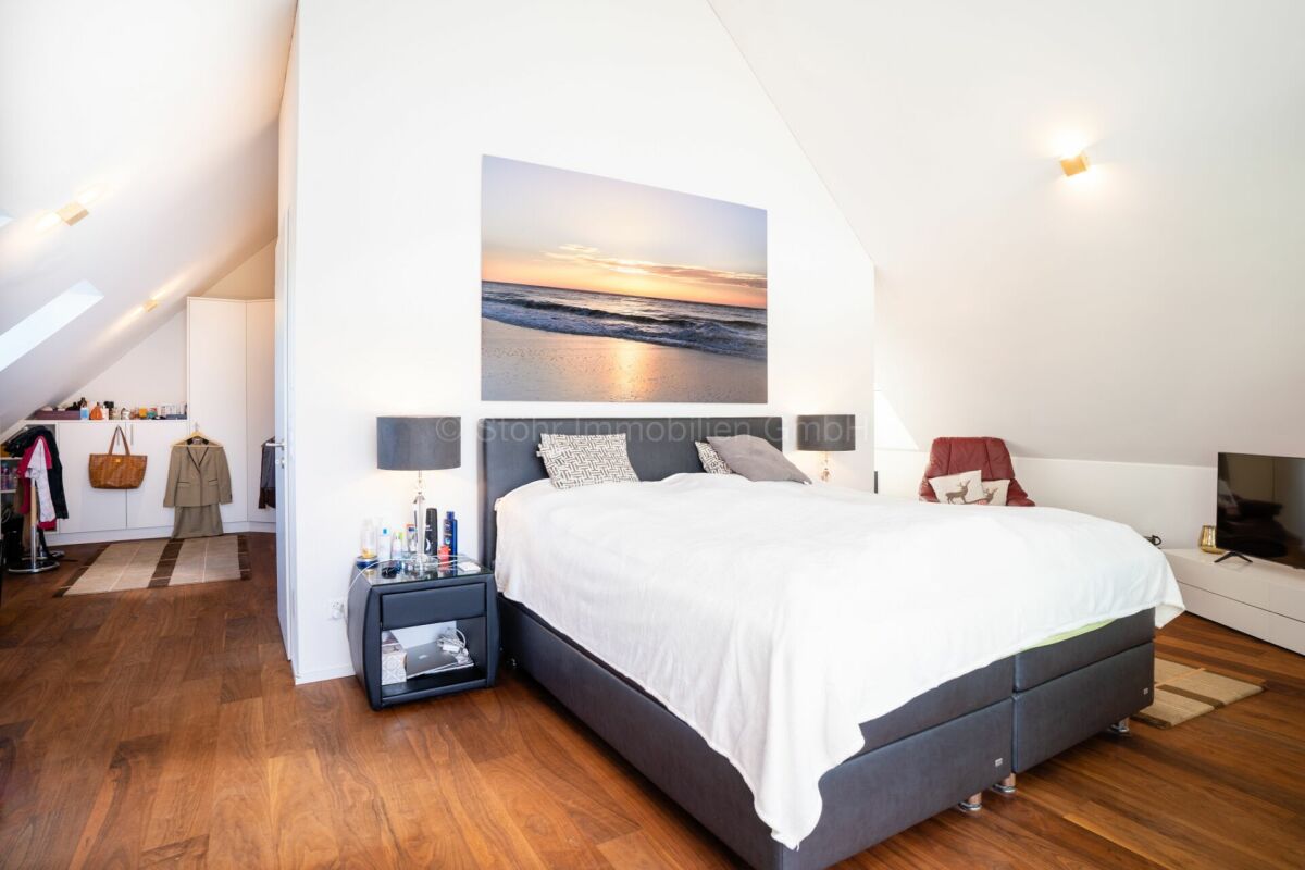 Dachgeschoss-Schlafzimmer mit offener Ankleide