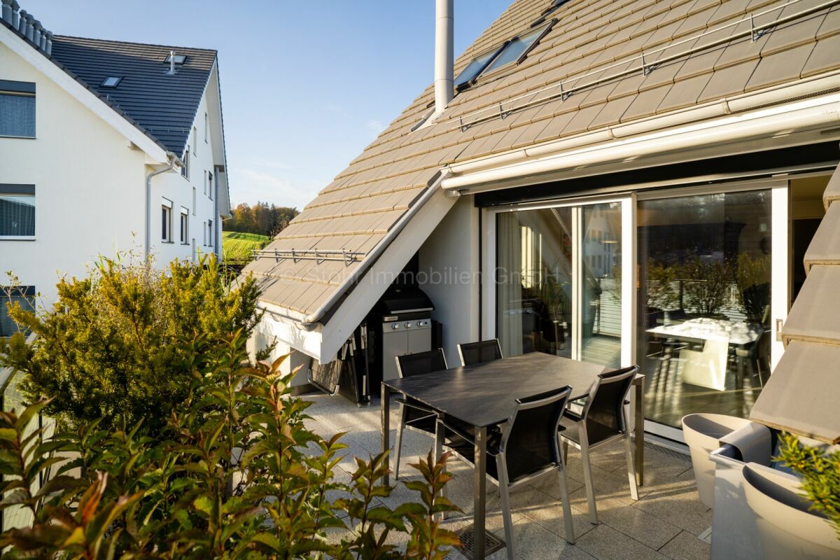 Dachterrasse mit Grill und Essbereich
