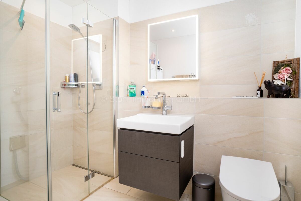Modernes Badezimmer mit Glasdusche und Waschtisch