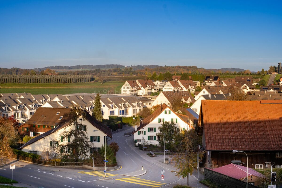Ortschaft mit Häusern und Landschaftsblick