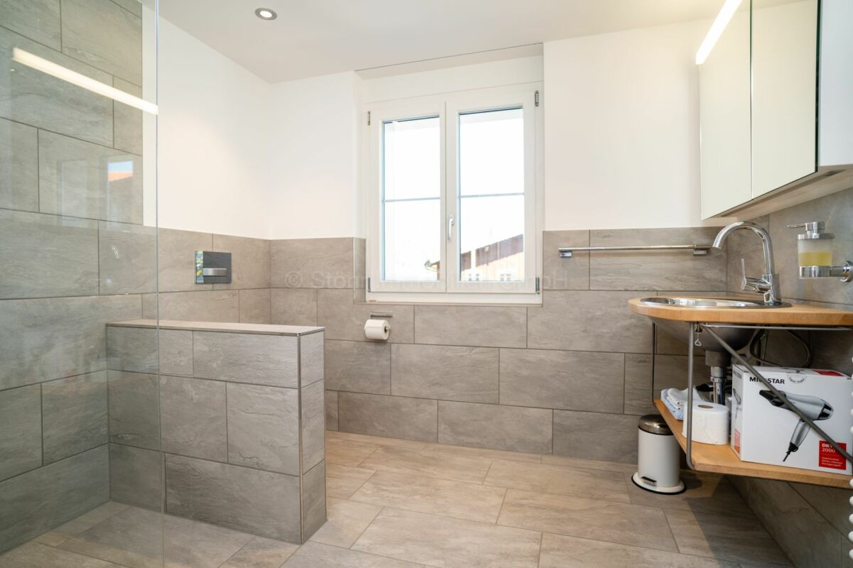 Modernes Badezimmer mit begehbarer Dusche und Fenster