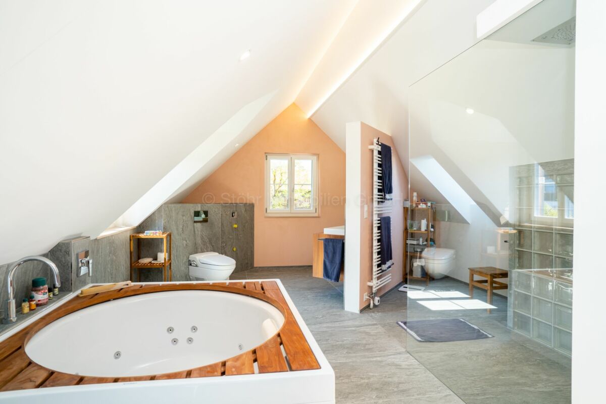Dachgeschossbad mit Whirlpool und begehbarer Dusche
