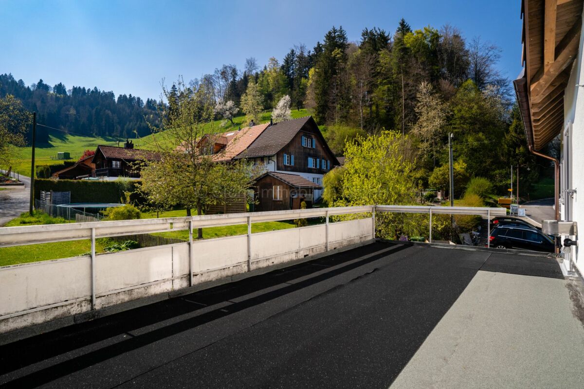 Balkon mit Berg- und Dorfblick