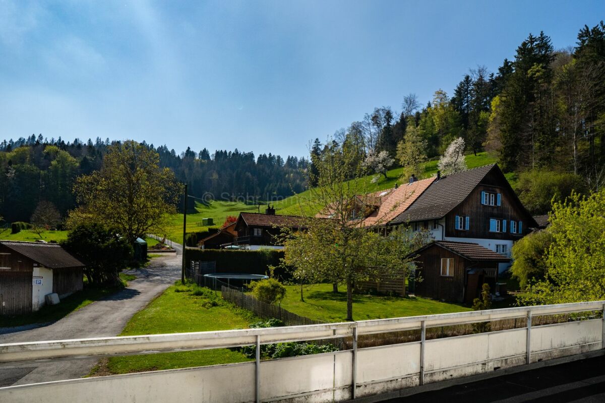 Ländliches Haus mit Wiesen- und Waldblick
