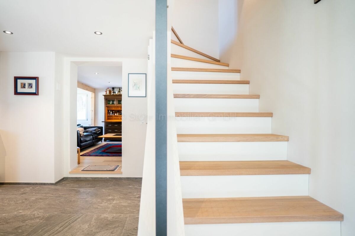 Heller Flur mit Treppe