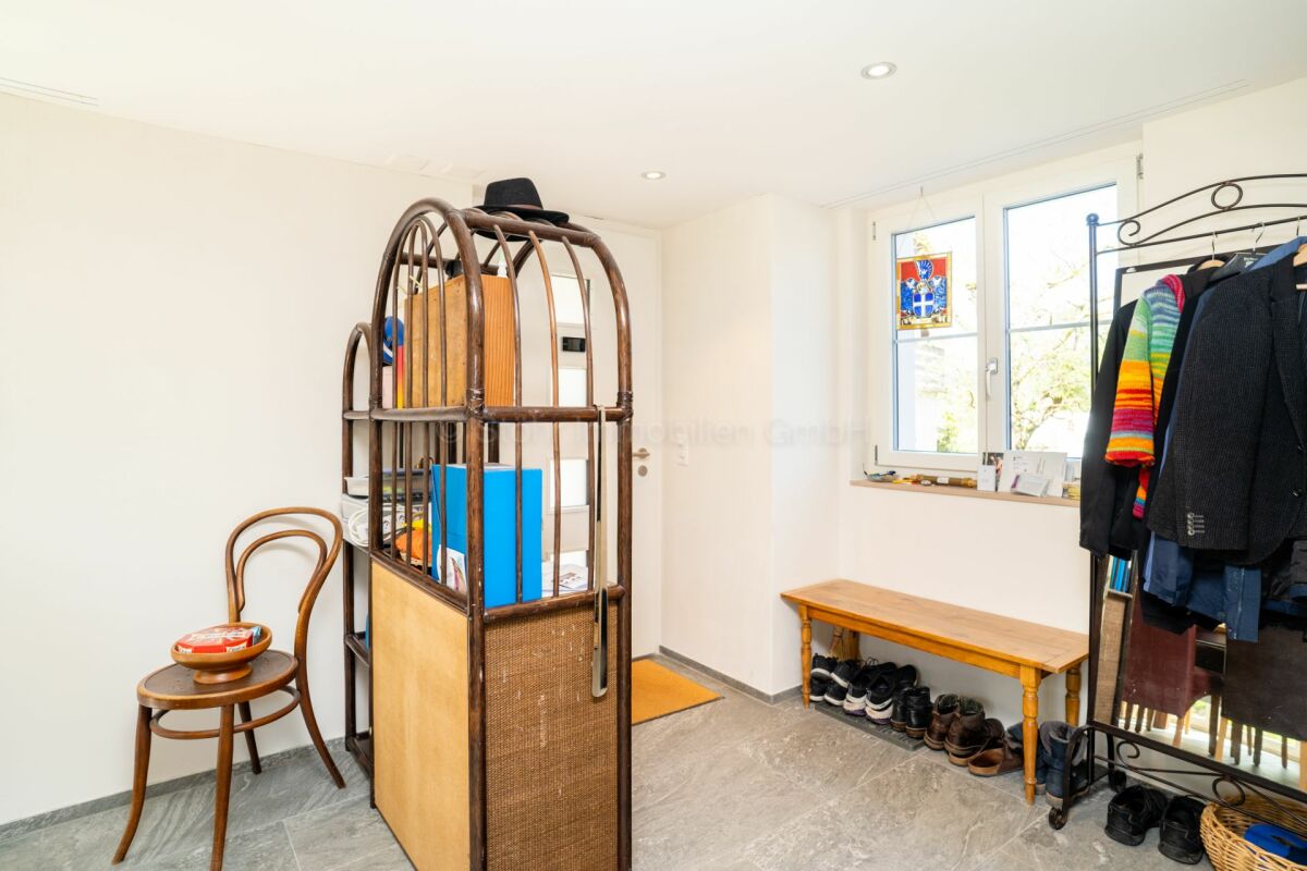 Heller Eingangsbereich mit Garderobe