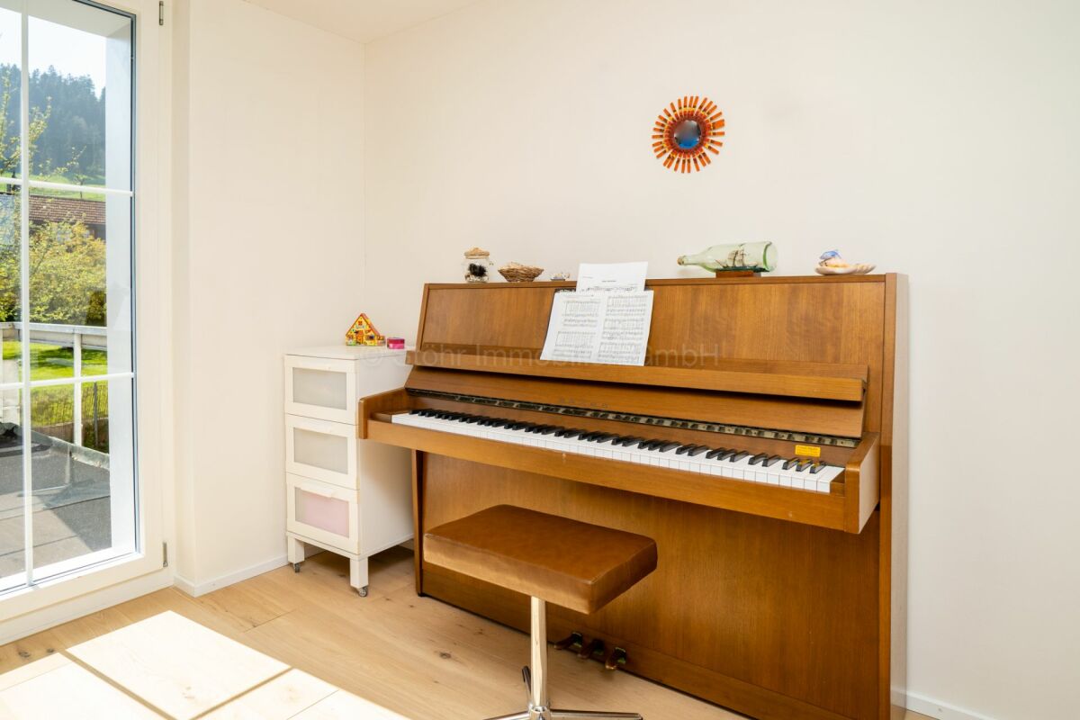Zimmer mit Klavier am Fenster