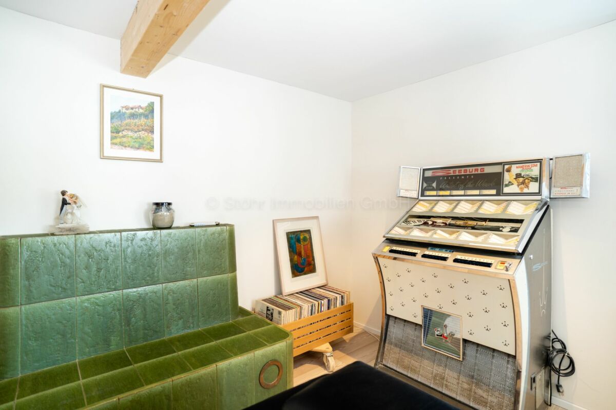 Wohnraum mit Vintage-Möbeln und Musikautomat