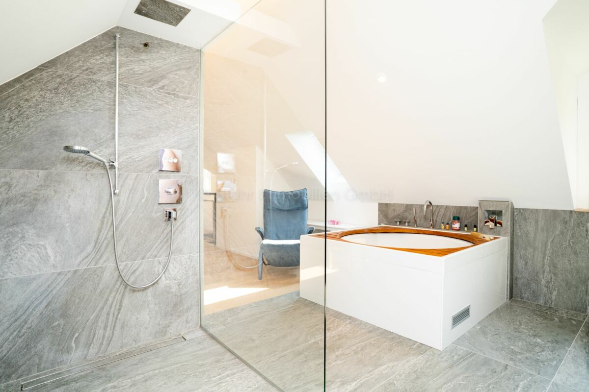 Modernes Bad mit Badewanne und Dusche