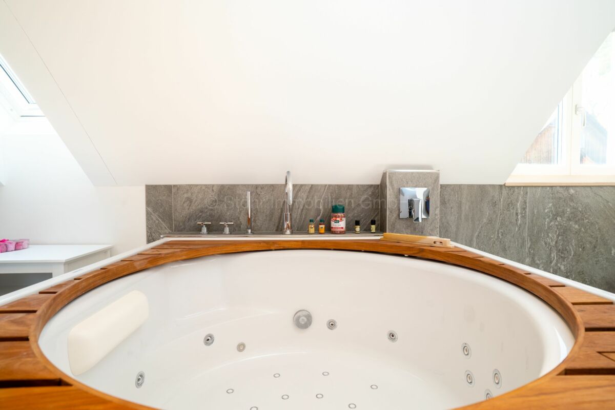 Bad mit Whirlpool unter Dachschräge