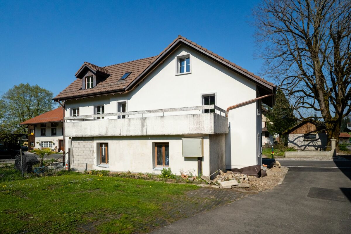 Freistehendes Wohnhaus mit Giebeldach und Balkon