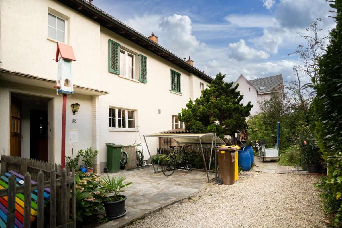 Außenansicht eines Wohnhauses mit Gartenhof