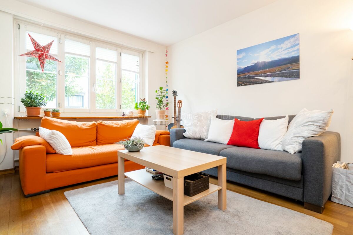 Helles Wohnzimmer mit zwei Sofas und Fensterfront